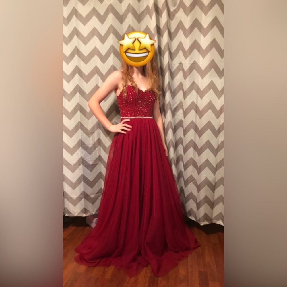A gorgeous prom dress 😊